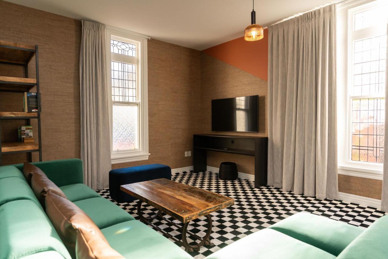 Haka House Christchurch Eksteriør bilde The interior of a typical room at the hotel