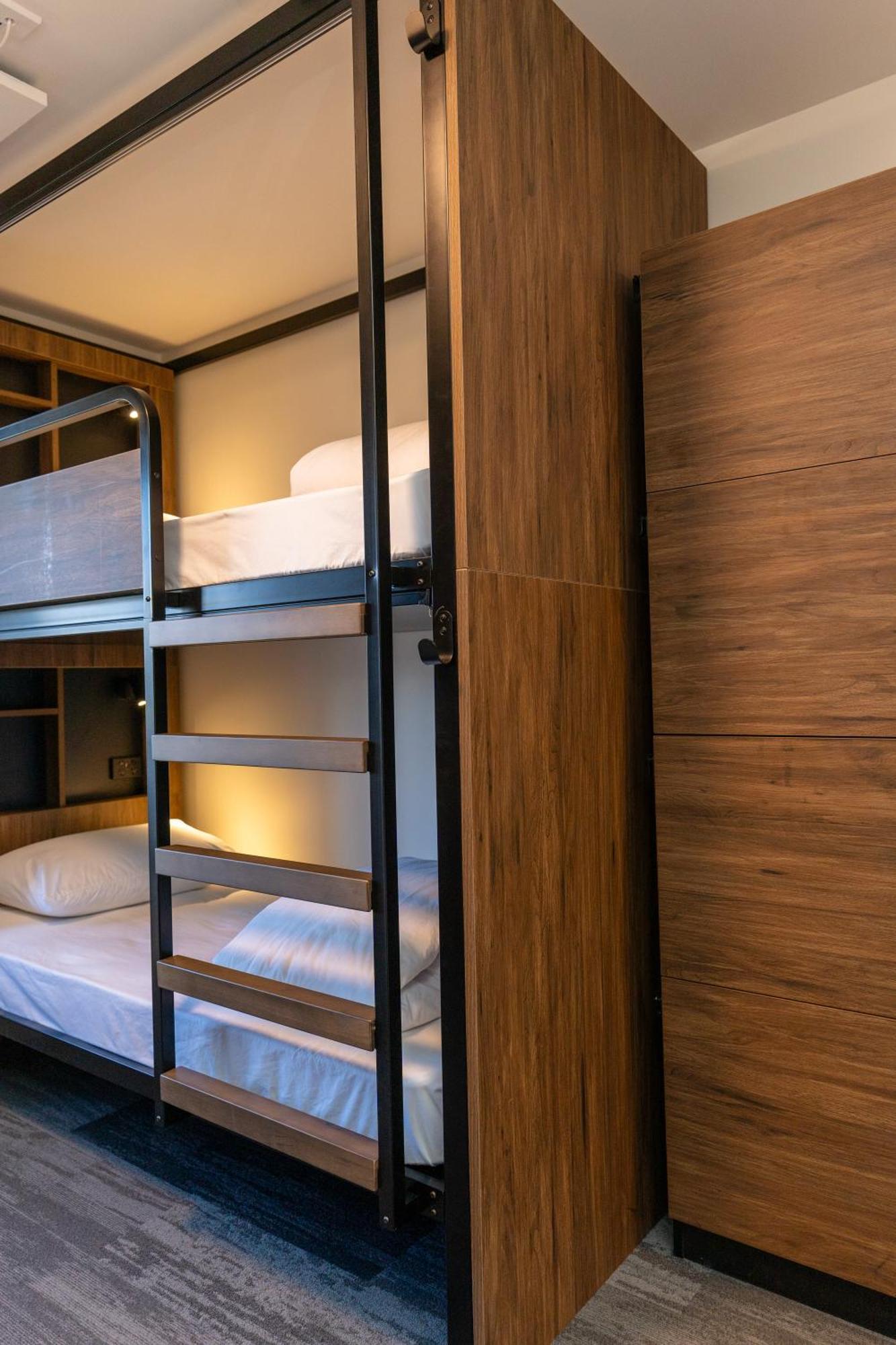 Haka House Christchurch Eksteriør bilde A bunk bed in a capsule hotel