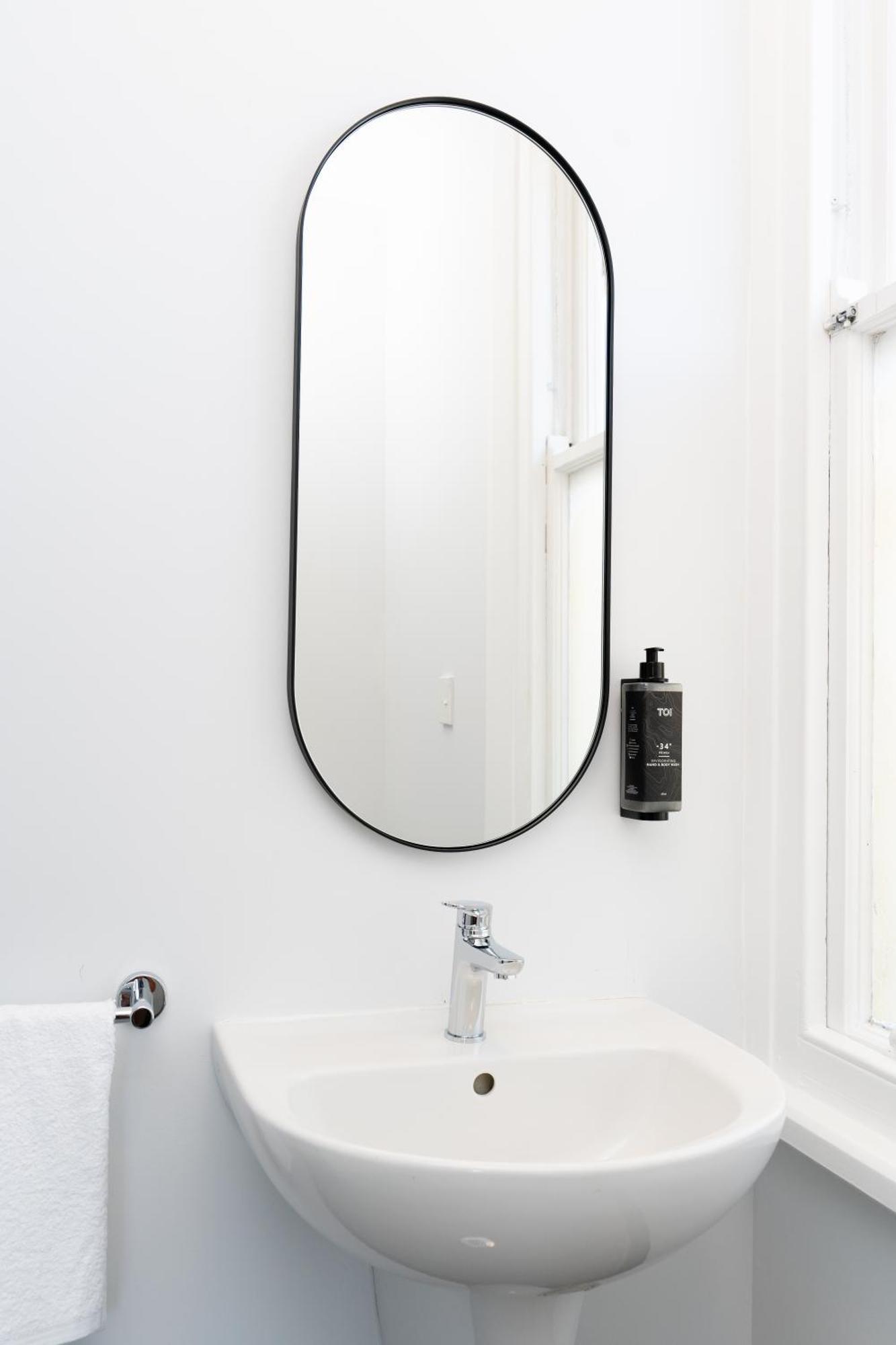 Haka House Christchurch Eksteriør bilde A bathroom mirror