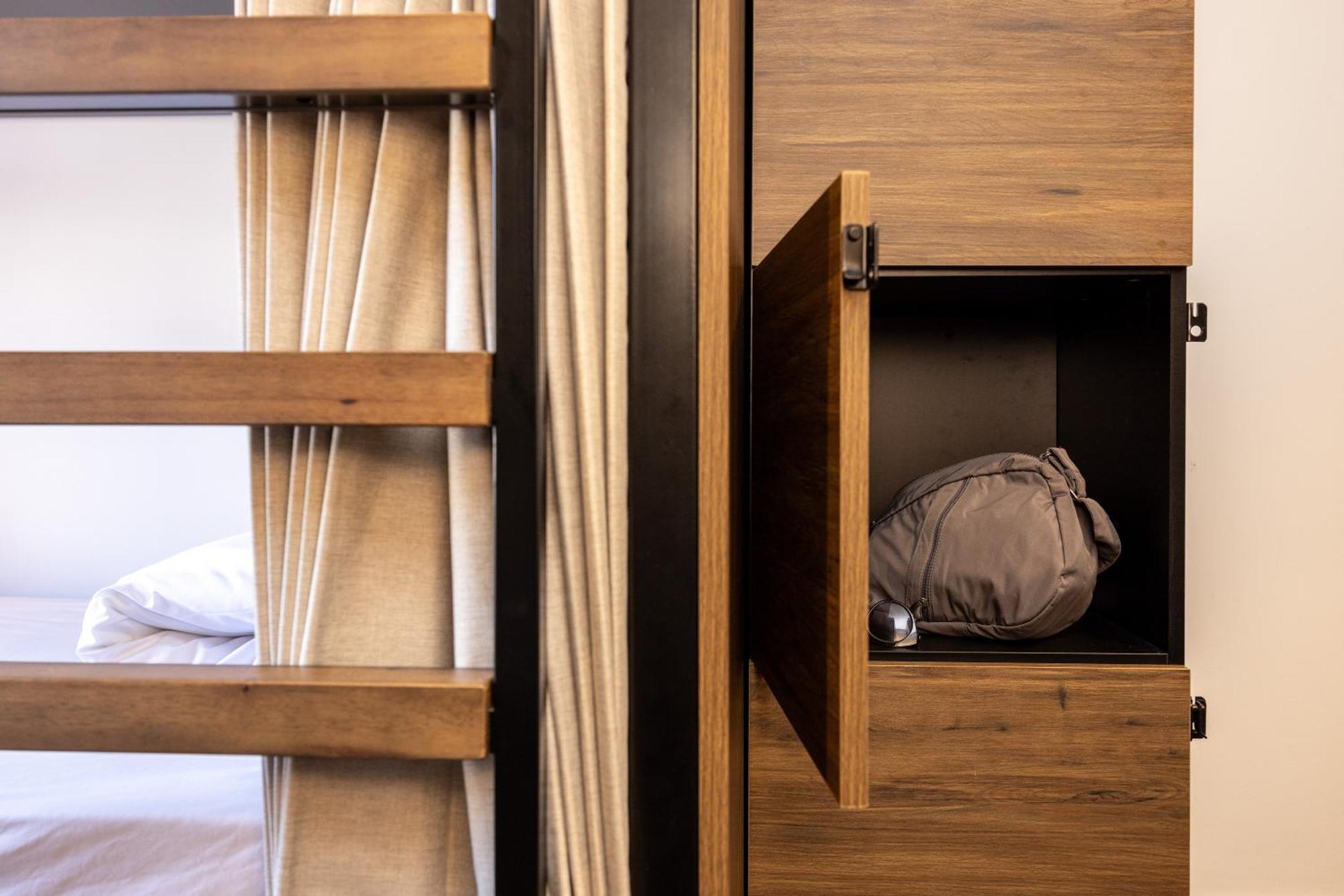 Haka House Christchurch Eksteriør bilde A capsule hotel room