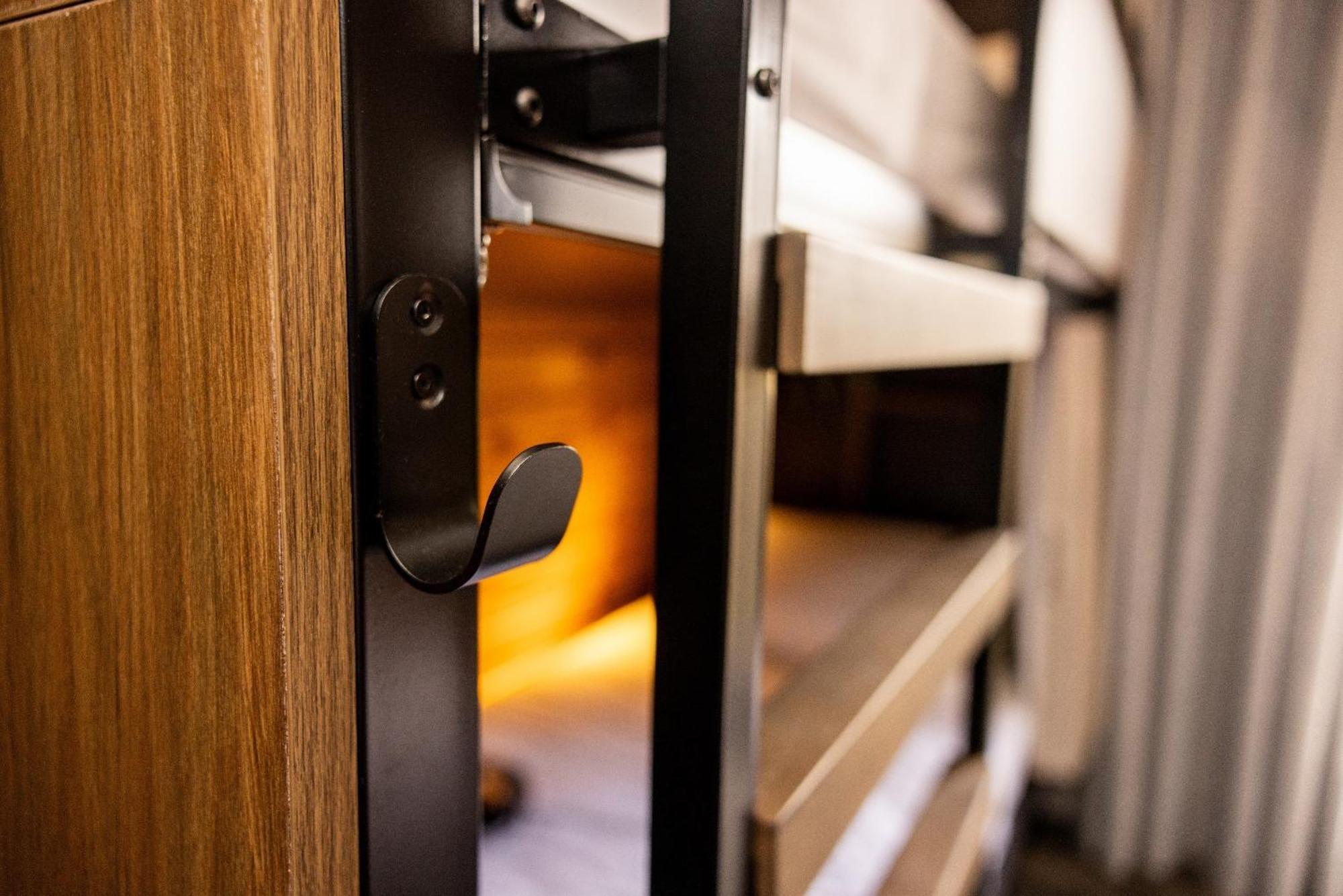 Haka House Christchurch Eksteriør bilde A door lock