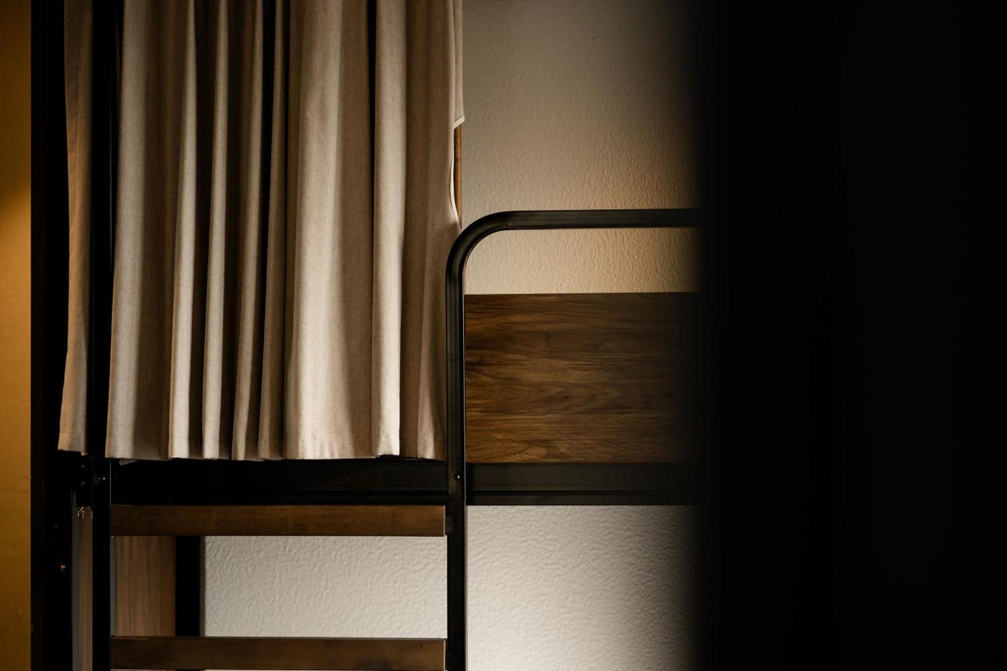Haka House Christchurch Eksteriør bilde A curtain in a capsule hotel