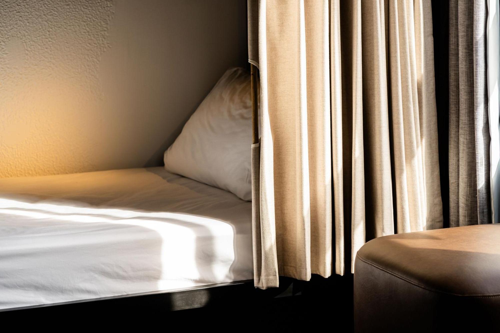 Haka House Christchurch Eksteriør bilde A bed
